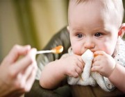“الغذاء والدواء”: نصائح على الوالدين القيام بها للحفاظ على سلامة طفلهم المصاب بحساسية الطعام