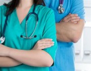 لماذا يرتدي الأطباء اللون الأخضر أو الأزرق داخل غرف العمليات؟