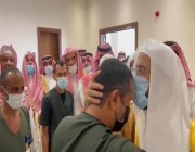 شاهد.. “آل الشيخ” يقبل رأس شاب يعمل في صيانة المساجد بجازان