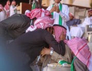 قبلة وفاء على جبين والده تلخص فرحة شاب بفوز فرديته بالمركز الأول في مهرجان الإبل