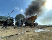 صور.. مدني جازان يخمد حريقا اندلع في قارب صيد