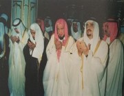 صورة تجمع الملك فهد وإمام الحرم النبوي قبل 30 عامًا أثناء أداء الصلاة