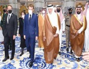 خالد الفيصل يستقبل الرئيس الفرنسي “ماكرون” لدى وصوله جدة