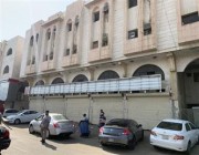 شاهد.. عمالة وافدة تحول سياراتها إلى ورش متنقلة داخل الأحياء السكنية في جدة