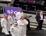 ردة فعل عفوية للأمير محمد بن سلمان خلال ترحيب الجمهور به في سباق “فورمولا1”
