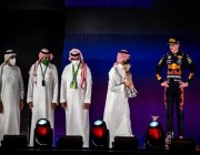 وزير الرياضة يتوج الفائز بسباق جائزة السعودية الكبرى للفورمولا1 (صور)