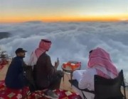 في مشهد بديع .. شباب يجلسون وأمامهم السحب في أعلى جبال السودة (فيديو)