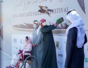 بـصقر “أنا أقدر”.. فتاة تتحدى إعاقتها وتتفوق على منافسيها بمهرجان الملك عبدالعزيز للصقور