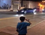 شاهد.. طفل عُماني يؤدي التحية العسكرية لموكب ولي العهد في مسقط