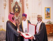 سلطان عمان يمنح ولي العهد وسام عمان المدني من الدرجة الأولى