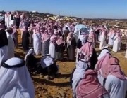 اشتهرت بالكرم بين أهل قريتها.. جموع غفيرة تشيع جثمان مواطنة في سودة عسير (فيديو)