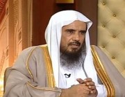 الشيخ “الخثلان” يوضح حكم جمع الصلوات للمصاب بشلل رباعي (فيديو)
