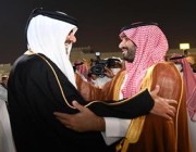 شاهد.. عناق أخوي بين الأمير محمد بن سلمان والشيخ تميم خلال استقباله في قطر