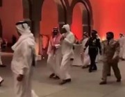 بعيدًا عن الرسميات.. ولي العهد وأمير قطر في جولة داخل متحف الفن الإسلامي (فيديو)