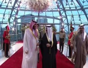ولي العهد يصل الكويت في زيارة رسمية وولي العهد الكويتي في مقدمة مستقبليه