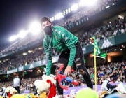 أكثر من مجرد كرة قدم.. لفتة رائعة لجماهير ريال بيتيس تجاه الأطفال غير القادرين (فيديو وصور)