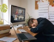 محكمة ألمانية: انزلاق الموظف أثناء انتقاله من السرير إلى حاسوبه وهو يعمل من المنزل “إصابة عمل”