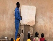 شاهد.. شرطي سوداني يتطوع لتدريس أطفال فقراء لم يتمكنوا من الالتحاق بالمدارس