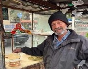 حملة تضامن واسعة مع “بائع كعك” تعرض للتنمر من أحد المشاهير في لبنان