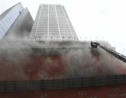 النيران تحاصر 150 شخصاً في سطح مبنى في هونج كونج بسبب حريق (فيديو)