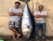 وهبها للفقراء.. غواص لبناني يصطاد سمكة تونة تزن 132 كجم