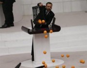 نائب تركي يفرغ صندوق برتقال على أرض البرلمان.. فما السبب؟ (فيديو)
