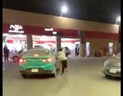 فيديو متداول لعملية سرقة “تاكسي” من داخل محطة وقود