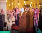 أمير الرياض بالنيابة يؤدي صلاة الميت على الأمير نهار بن سعود