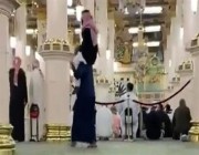 في مشهد يجسد بر الوالدين.. شاب يحمل والده على كتفيه في المسجد النبوي (فيديو)