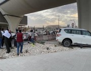 انحراف مركبة بعد حـادث مروري يتسبب في دهس امرأة وطفلها على الرصيف في الرياض