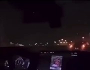 شخص يوثق تعمده الإصطدام بسيارة أخرى على إحدى الطرق بالسعودية مما تسبب بحادث شنيع