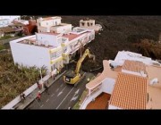 إزالة أطنان من مخلفات الحمم البركانية في جزيرة بالما الإسبانية