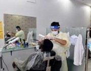 الإطاحة بوافدين يديرون صالون حلاقة خالف الاشتراطات الصحية وسط الرياض