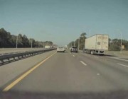 انقلاب مفاجئ لشاحنة على طريق سريع بولاية فلوريدا الأمريكية