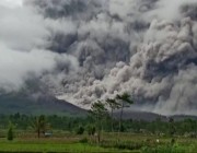 بركان سيميرو في إندونيسيا ينفث سحبًا ساخنة
