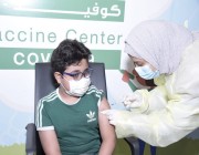 بعد إعلان وزارة الصحة.. شاهد أول طفل في المملكة يتلقى الجرعة الأولى من لقاح كورونا