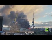 تصاعد كثيف للأدخنة إثر حريق ضخم بأحد الموانئ في أيرلندا الشمالية