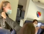 راكبة تكسر أسنان مضيفة طيران خلال رحلة جوية