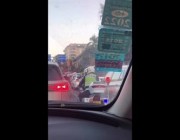 رجل مرور يغلق غطاء الوقود لمركبة على الطريق