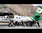 ركاب يدفعون طائرة في نيبال