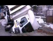 سقوط شاحنة نقل داخل حفرة بوسط طريق في صربيا