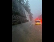 طريق سريع يتحول إلى شلالات مياه بسبب الأمطار في أستراليا