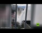 ظهور نافورة مياه بعد كسر بأحد الأنابيب نتيجة انهيار أرضي في روسيا