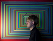 فنان بريطاني “يسمع” الألوان بهوائي فوق رأسه