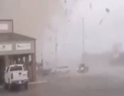 فيديو| إعصار هائل سرعته أكثر من 320 كم/ س يضرب ولاية أمريكية