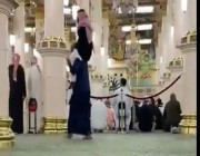 فيديو يثير الإعجاب.. شاب يحمل والده على كتفيه بالمسجد النبوي