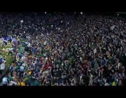 لحظة رمي مشجعي ريال بيتيس لآلاف الدمى على أرض الملعب