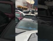 لص يسرق حافلة مدرسية ويحدث فوضى في أحد الشوارع بأمريكا