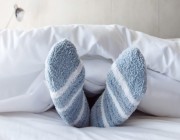 مخاطر ارتداء “الجوارب” قبل النوم في الشتاء