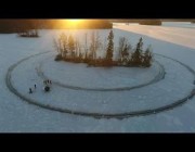 مخترعٌ فنلنديٌ يصنع أكبر دائرة متحركة مجهزة بحمام ساخن “ساونا” على بحيرة متجمدة